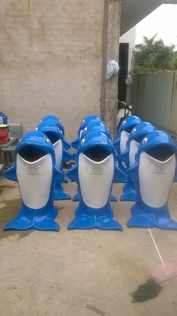 thùng rác composite chim cánh cụt màu xanh