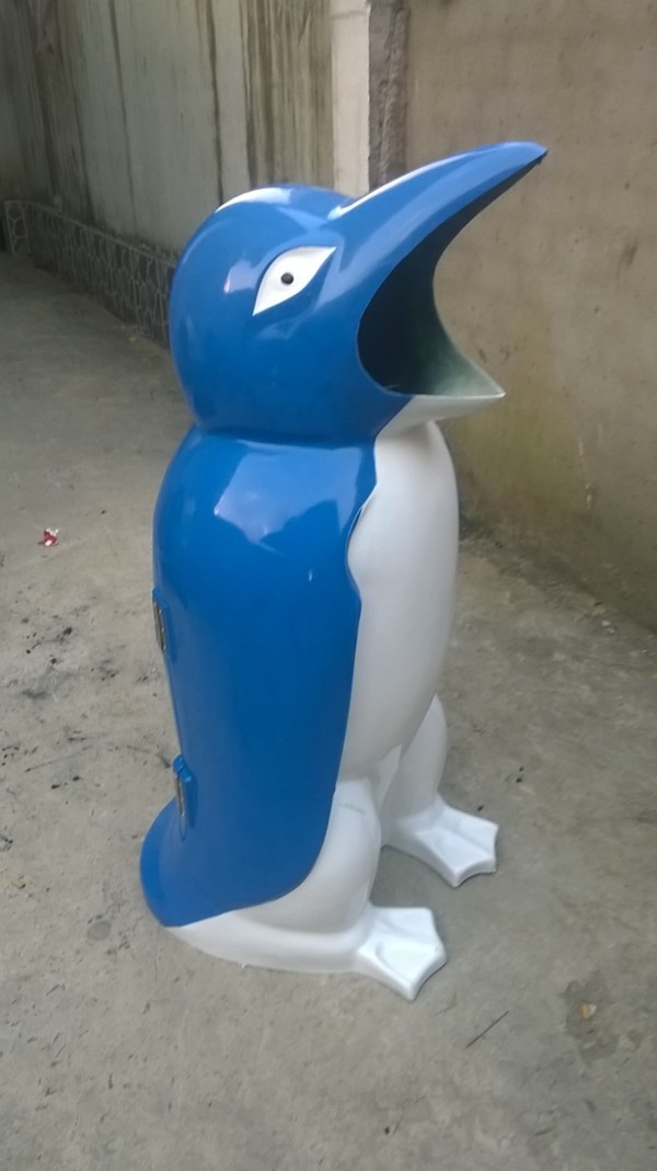 thùng rác composite chim cánh cụt màu xanh